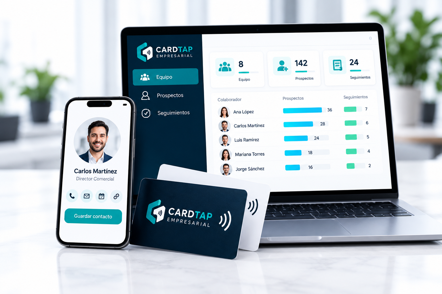 Laptop con un ejemplo de CRM, celular con perfil profesional y tarjetas NFC CardTap